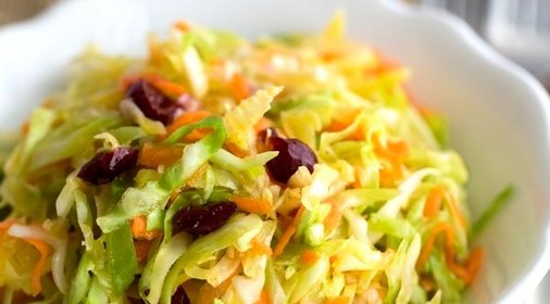 Капустный салат с клюквой