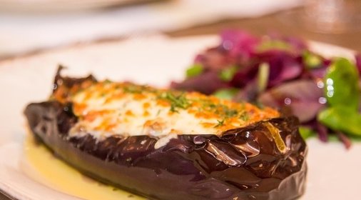 Гречневый салат с ветчиной и огурцами