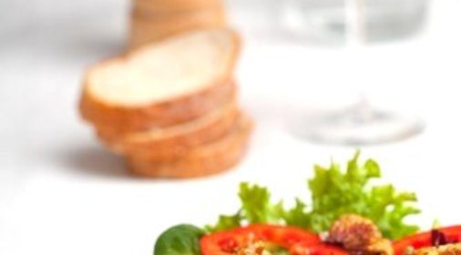 Салат из нектаринов и свинины на гриле, шпината и феты