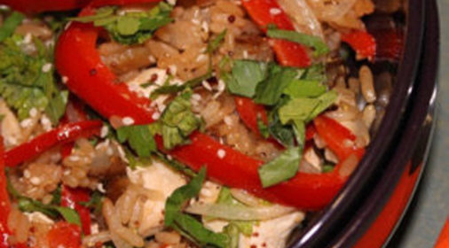 Теплый салат с рисом и курицей