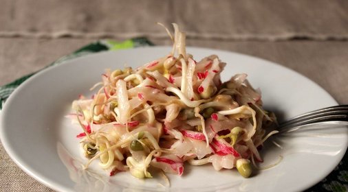 Салат из ростков мунг
