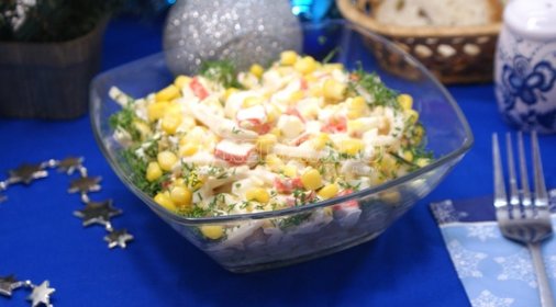 Салат с кальмарами и кукурузой