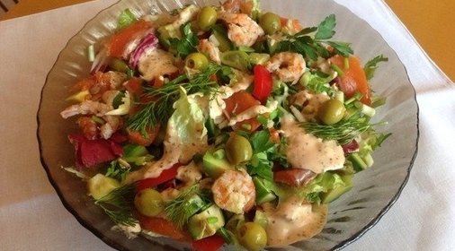 Салат с семгой и креветками