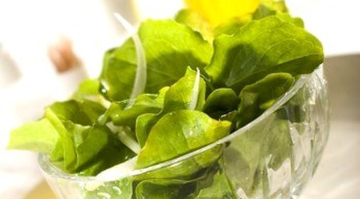 Зеленый салат с медовой заправкой