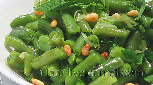 Зеленая фасоль с мятой и кедровыми орешками