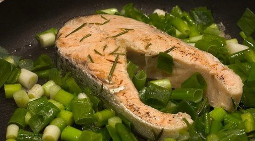 Рыба, запеченная в фольге с зеленым луком и имбирем
