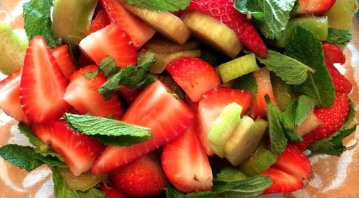 Салат из ревеня и клубники с соусом из рикотты