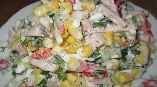 Салат из ветчины с огурцами яйцом и кукурузой