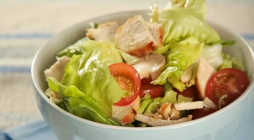 Салат с медово-горчичной курицей