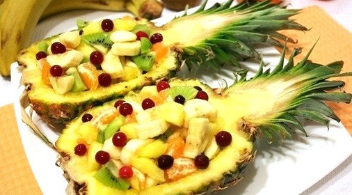 Фруктовый салат в ананасе