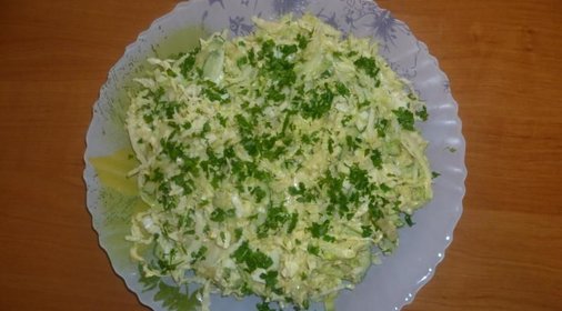 Салат из свежей капусты и огурцов с яйцом