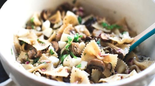 Салат с макаронами и грибами