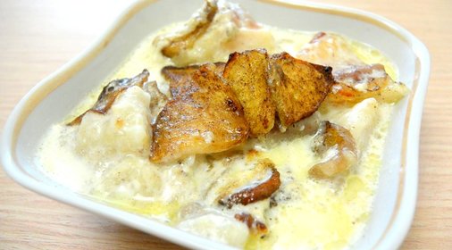 Пангасиус запеченный с яблоками и корицей в сливках