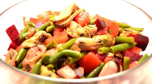 Овощной салат с мясом мидий