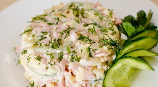 Салат с ветчиной и яйцом