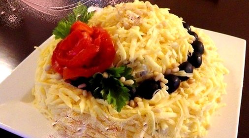 Праздничный слоеный салат с мясом и грибами