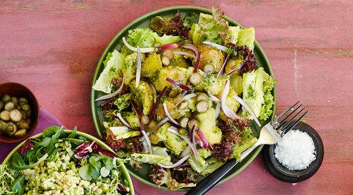 Зеленый салат с мятым молодым картофелем