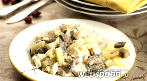 Тёплый салат с курицей и ананасами