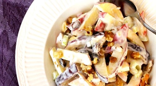 Салат из свежих яблок