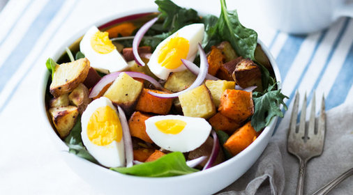Салат с двумя видами картофеля и яйцами