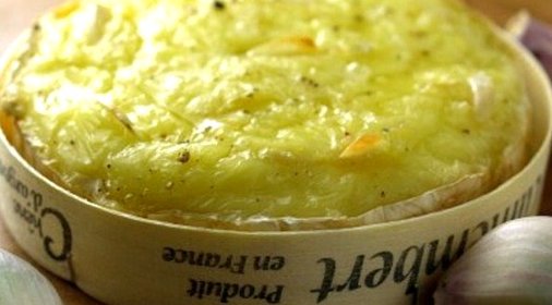 Запеченный камамбер с чесноком