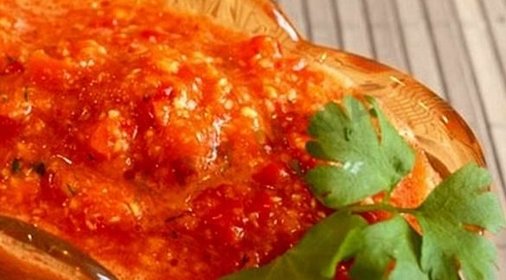 Зеленые помидоры в аджике