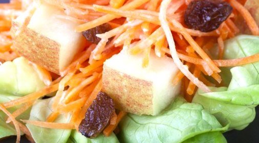 Морковный салат с изюмом и яблоками