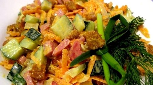 Салат с колбасой полукопченой