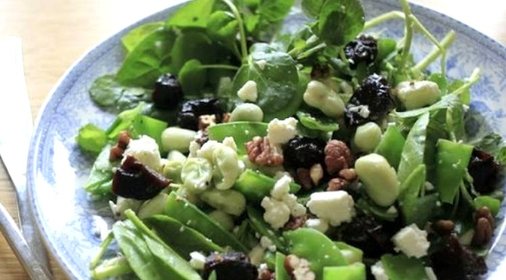 Салат с орехами и черносливом