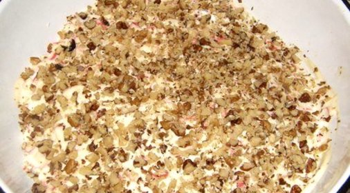 Слоеный салат с грецкими орехами, яблоками и курицей