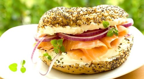 Хала с начинкой из копченого лосося, маскарпоне, укропа и огурца