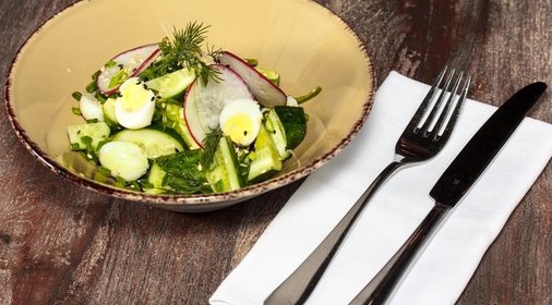 Салат с редиской и огурцами