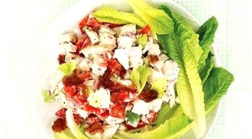 Салат с курицей, беконом и сельдереем