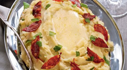 Горячий салат из картофельного пюре с чоризо