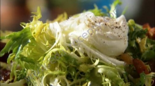 Салат фризе с яйцом пашот и беконом