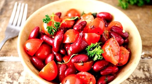 Салат с красной фасолью и помидорами