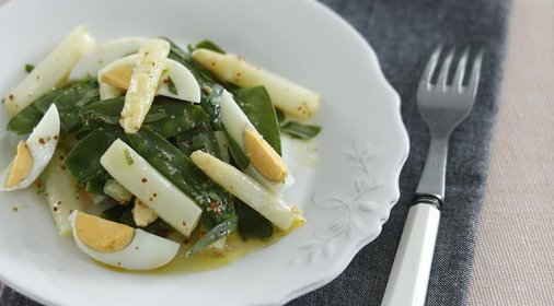 Салат из спаржи и молодого горошка