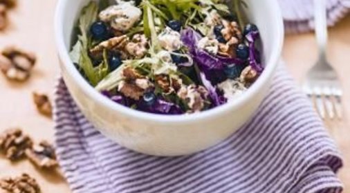 Летний салат с черникой
