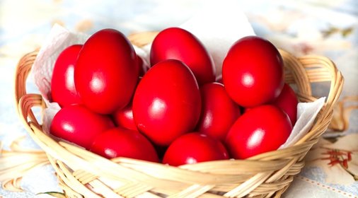 Красные пасхальные яйца