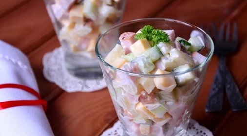 Салат с ветчиной и ананасами