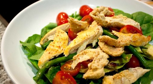 Салат с курицей и зеленью