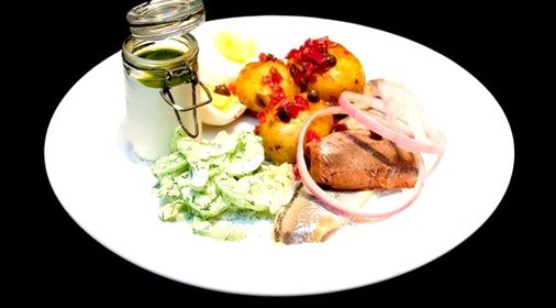 Салат из свежих огурцов в сметане