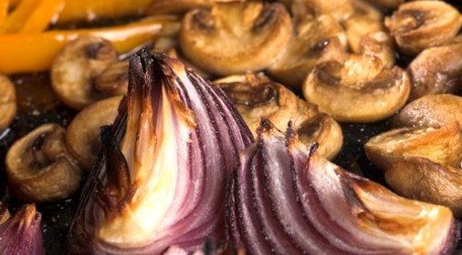 Печеный сладкий лук с бальзамическим уксусом и орегано