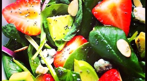 Салат с клубникой, авокадо и шпинатом