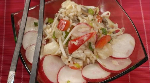 Салат с рисом и грибами в китайском стиле