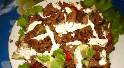 Салат из говядины с помидорами