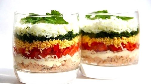 Легкий слоеный салат с курицей и помидорами