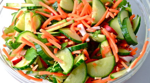 Марроканский салат из моркови, огурца и редиса
