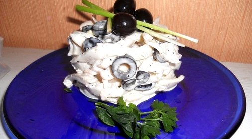 Салат из кальмаров и оливок