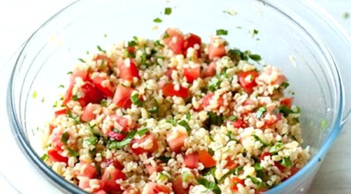 Салат из булгура с помидорами